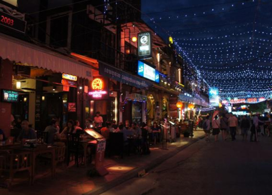 全息風扇在商業街 夜市的應用場景-好奇數字科技