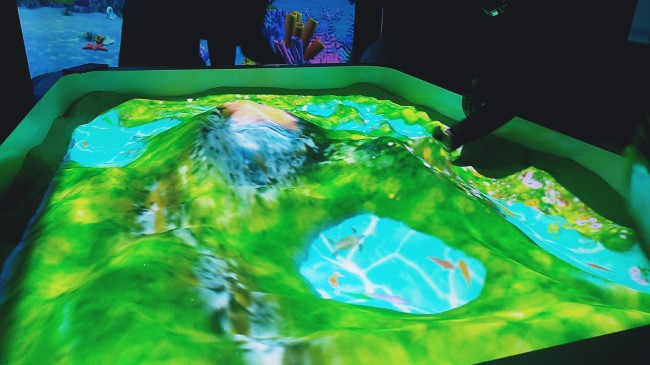 投影互動沙池-互動沙桌-魔幻沙桌-投影互動沙桌-蘇州好奇數字科技有限公司