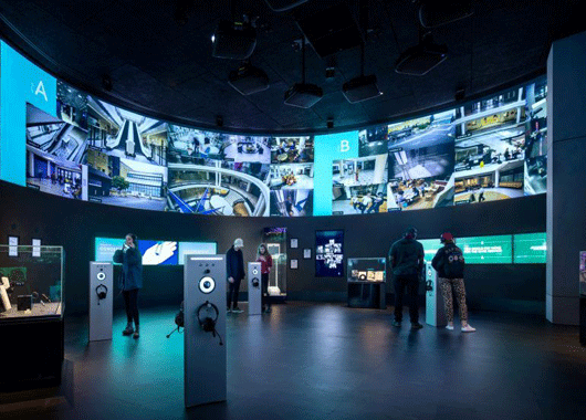 弧幕投影在監(jiān)控調(diào)度指揮中心的應(yīng)用場景-好奇數(shù)字科技